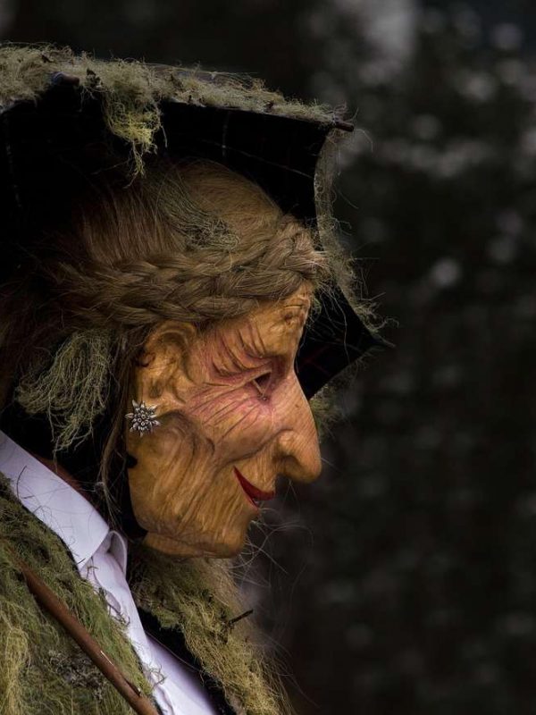 Holle beim Perchtenlauf