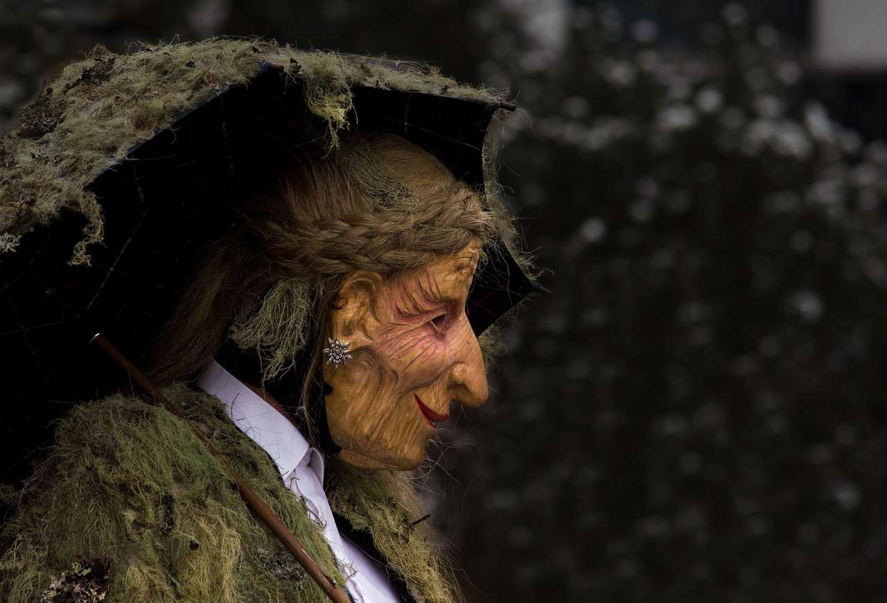 Mehr über den Artikel erfahren Frau Holle und Frau Perchta – Die zwei Gesichter der Wintergöttin